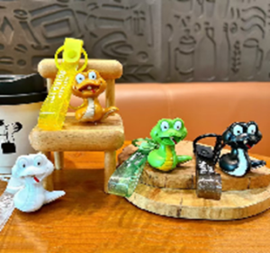 Брелок акриловый "Милая Змея"